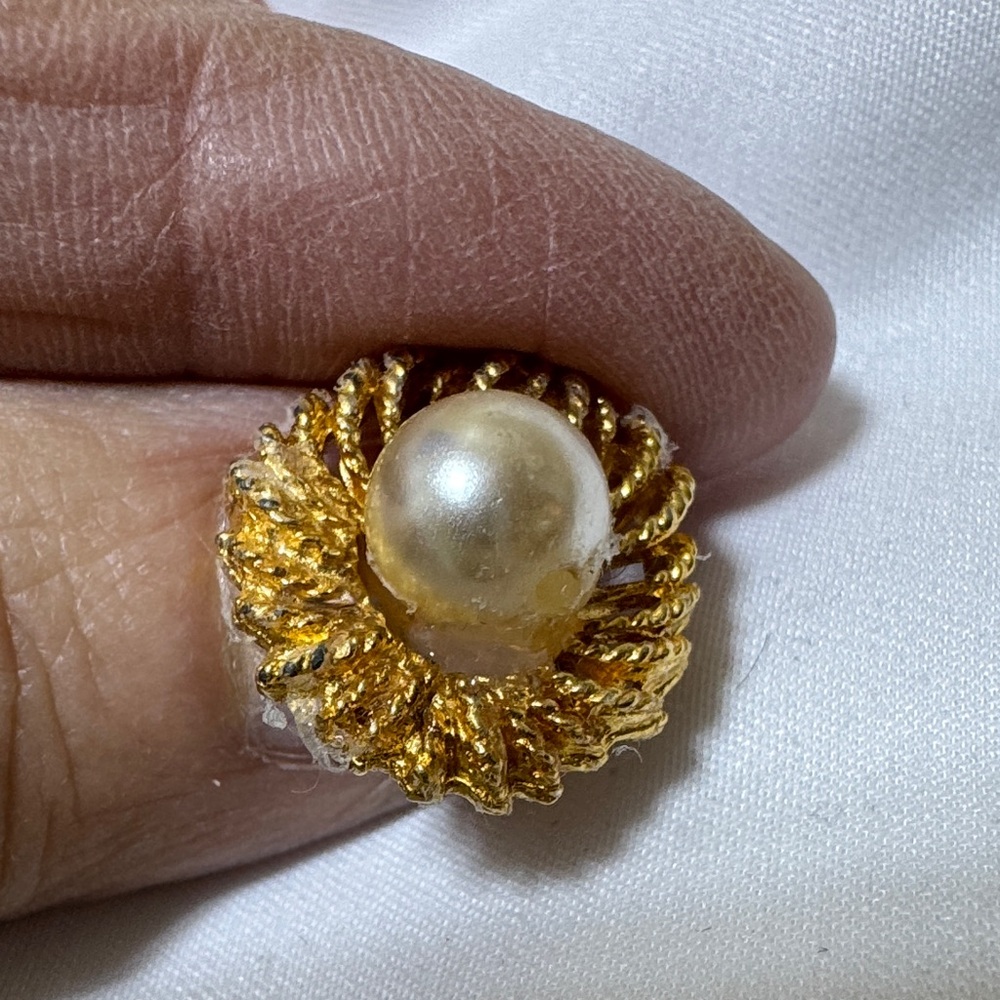 Elegant Gold and Pearl Earrings - Picture 9 of 10